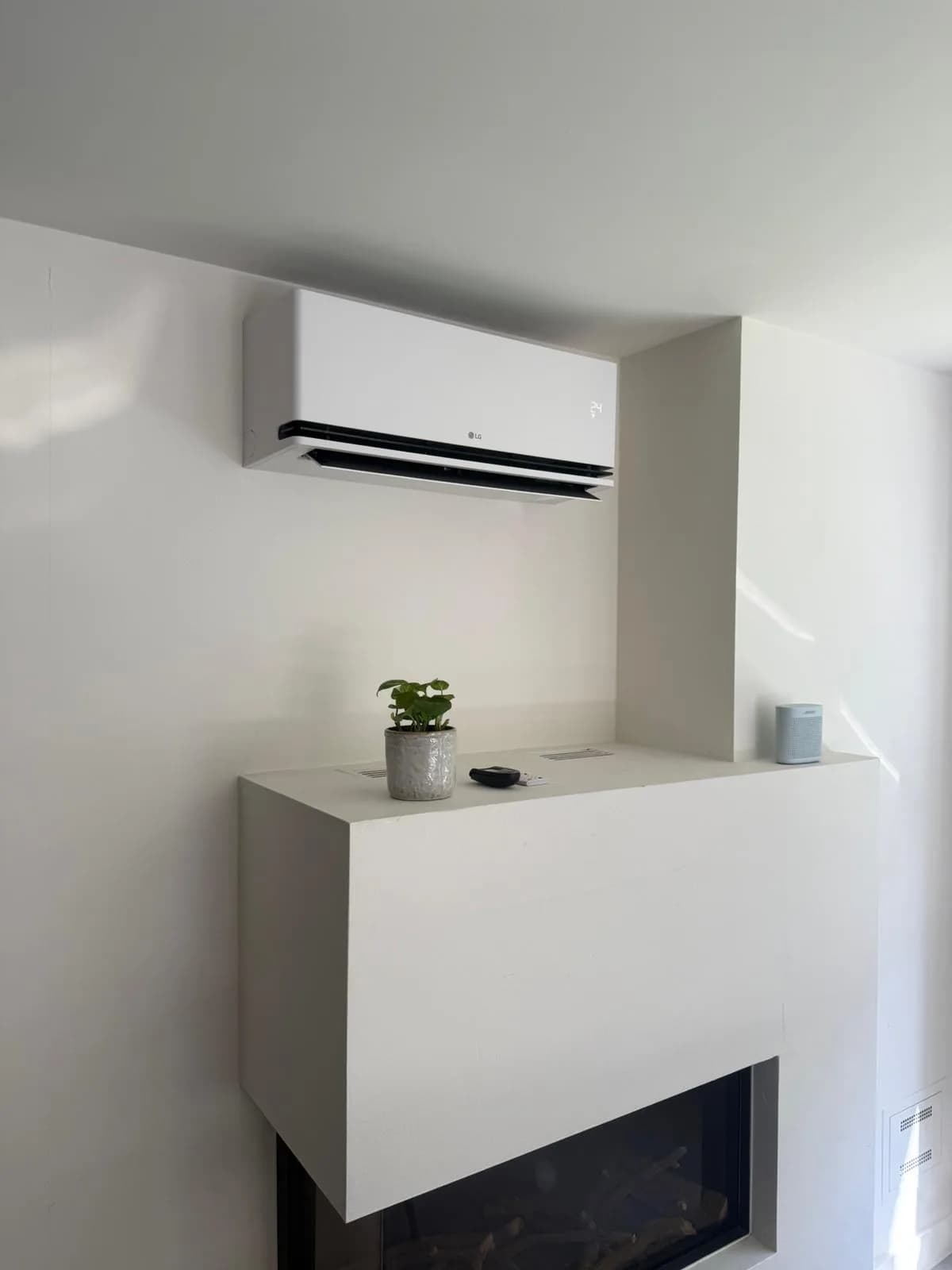 LG airco binnenunit boven schouw