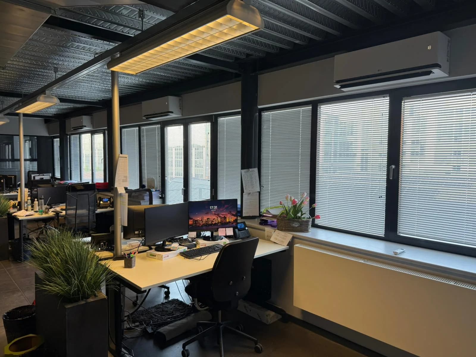 Discrete airco-unit boven elke werkplek in de kantoren — fase twee van het project