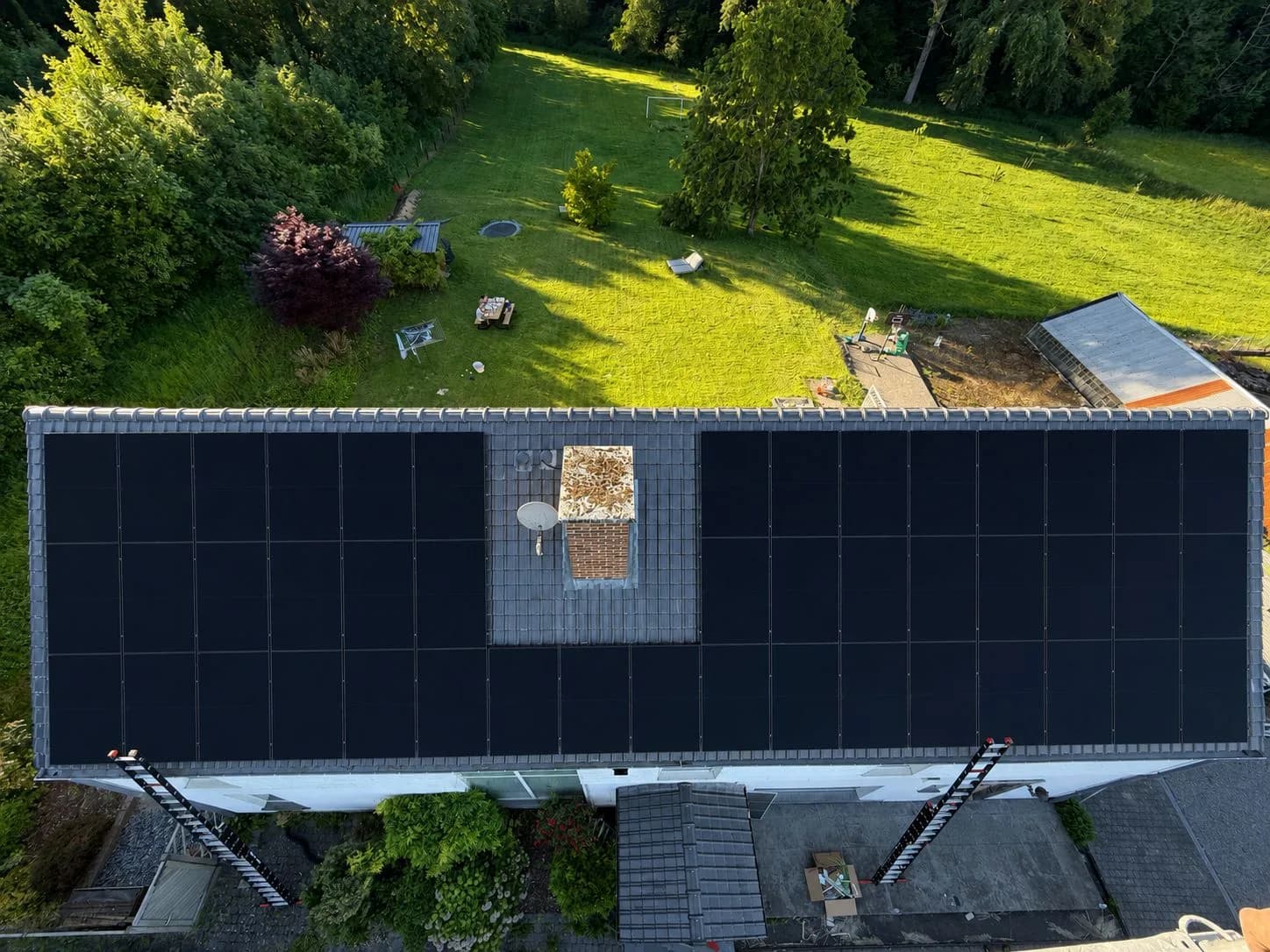 Volledig dak met zwarte zonnepanelen, dronebeeld