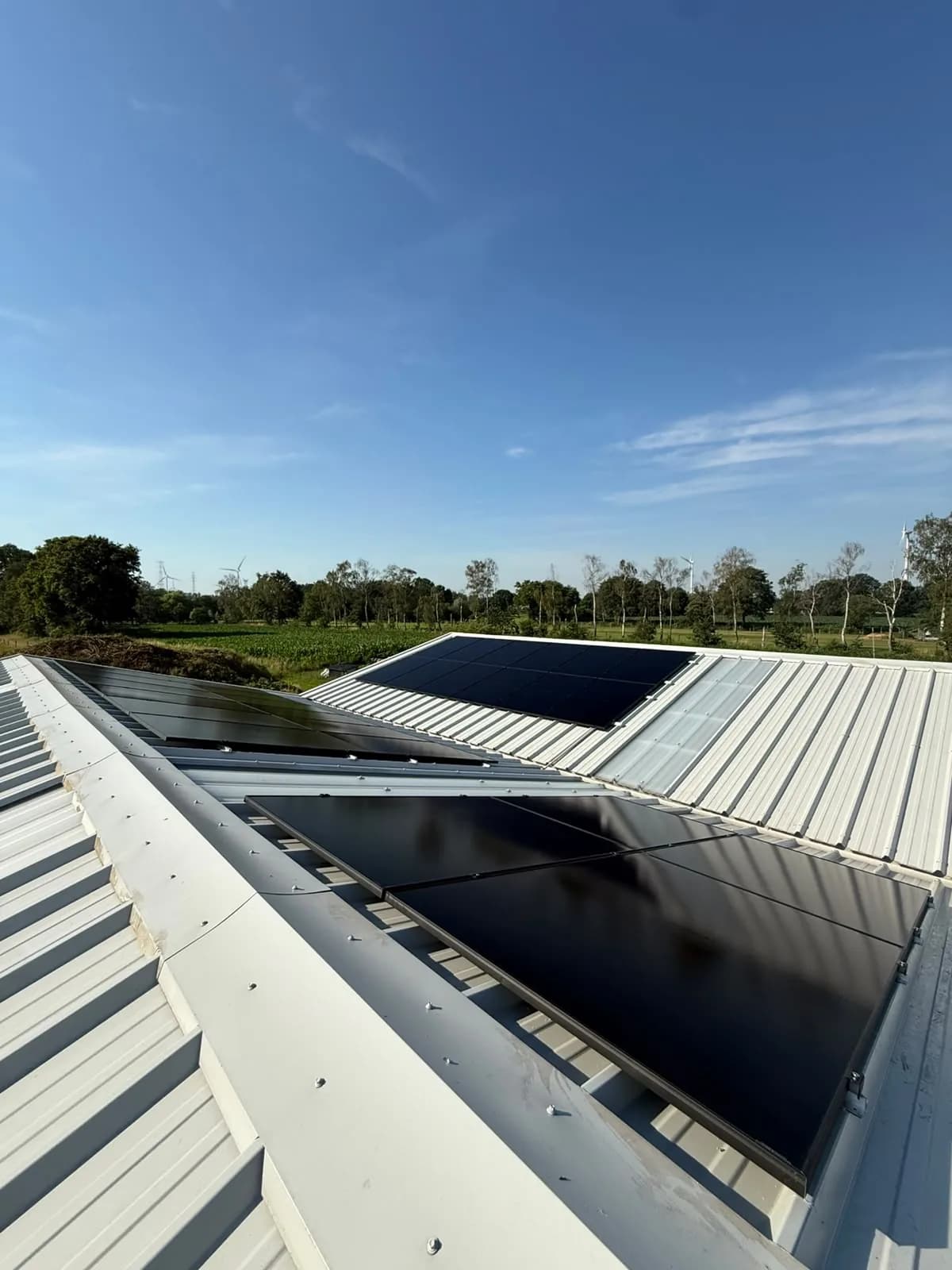 Zonnepanelen op een industrieel dak