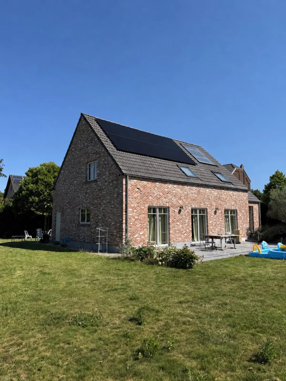 Zonnepanelen op een pannendak